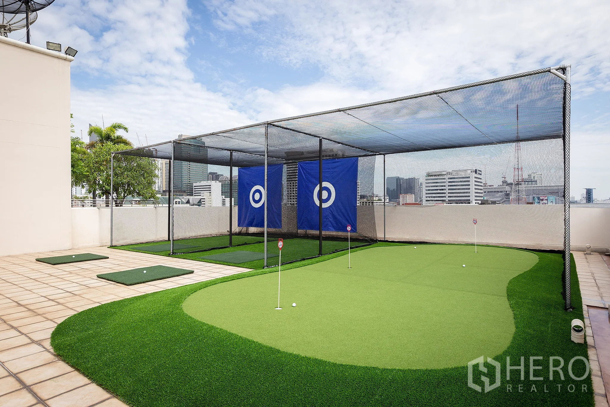 อพาร์ทเมนท์ ให้เช่าในRatchathewi, Bangkok - กรีนพัตต์กอล์ฟและกรงซ้อมตีบนดาดฟ้า พร้อมวิวเมือง