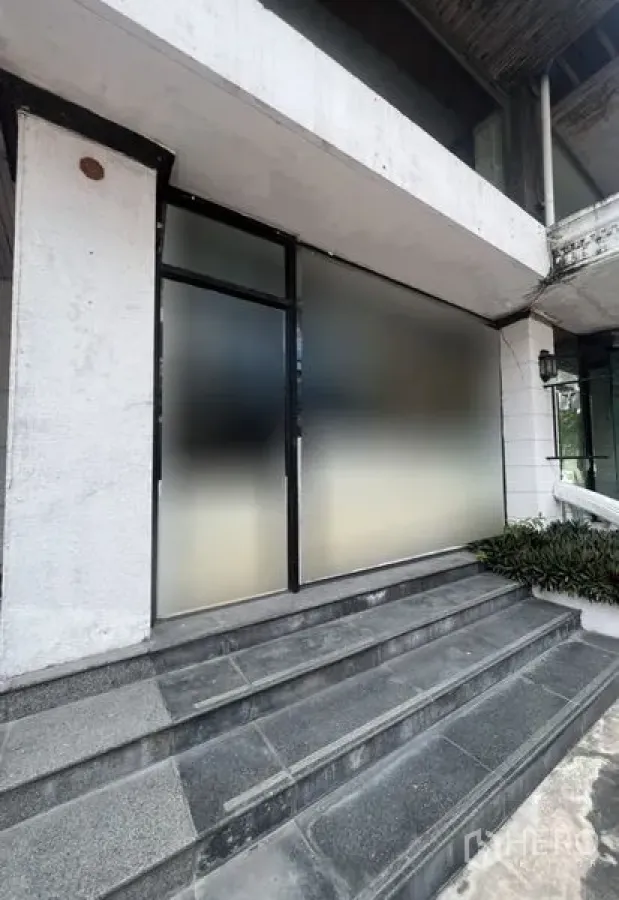 零售空间 出租在Watthana, Bangkok - 一层店面，磨砂玻璃门面与台阶入口，位于Phrom Phong商圈。