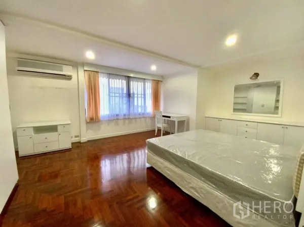 คอนโด ให้เช่าในWatthana, Bangkok - ห้องนอนขนาดใหญ่ มีหน้าต่าง แอร์ ตู้เก็บของบิวท์อิน โต๊ะทำงาน และพื้นปาร์เกต์