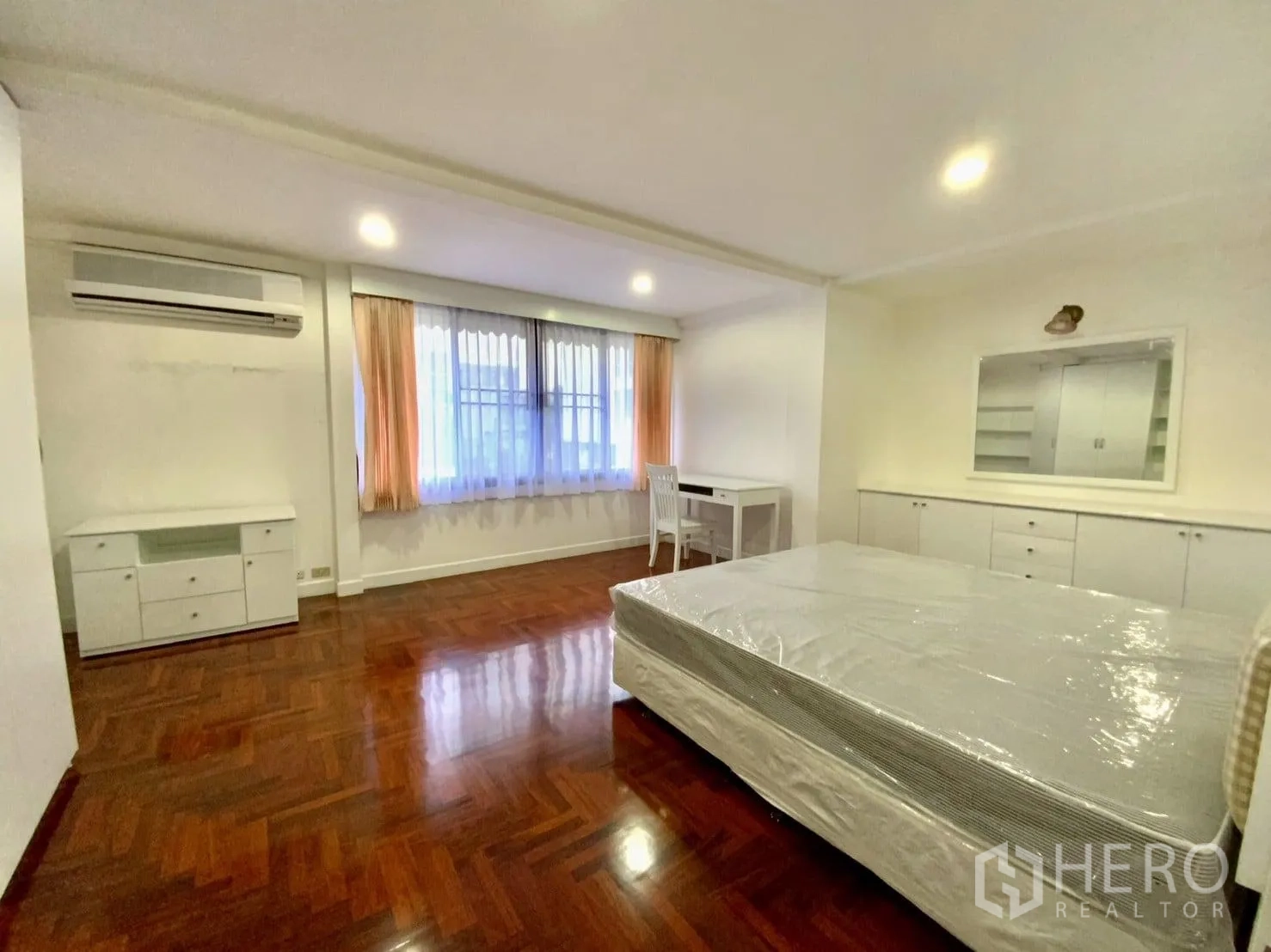 คอนโด ให้เช่าในWatthana, Bangkok - ห้องนอนขนาดใหญ่ มีหน้าต่าง แอร์ ตู้เก็บของบิวท์อิน โต๊ะทำงาน และพื้นปาร์เกต์