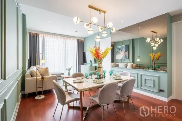 公寓 出租或出售在Watthana, Bangkok - 餐区对着镜面装饰墙，旁连阳台窗，风格雅致的曼谷公寓。