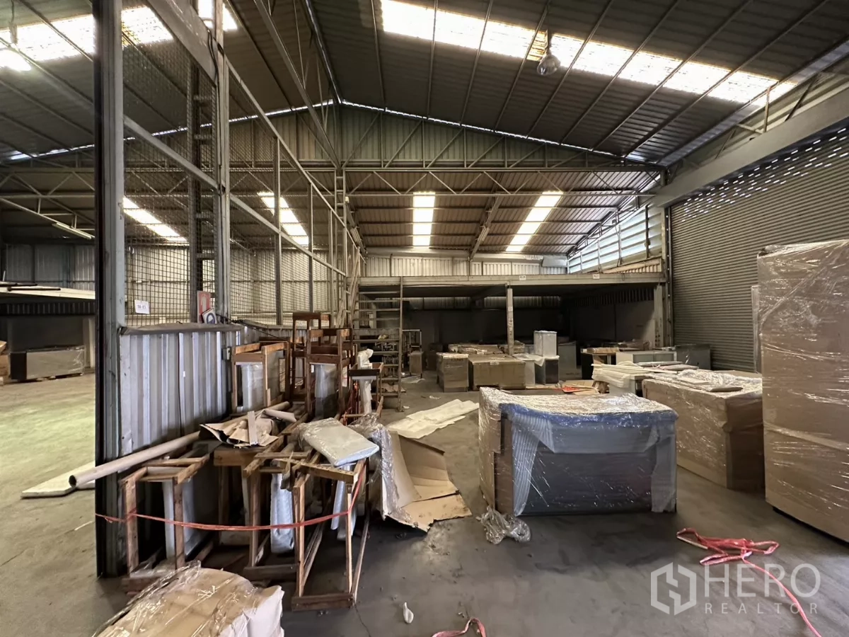 คลังสินค้า ให้เช่าในYan Nawa, Bangkok - พื้นที่จัดเก็บพร้อมพาเลตและสินค้าห่อพลาสติก ใต้แสงไฟอุตสาหกรรม