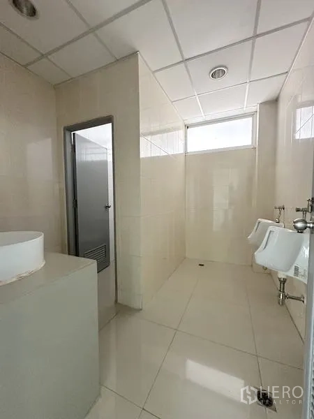 货栈 出租在Phra Nakhon Si Ayutthaya - 干净的瓷砖卫生间，设洗手台、小便斗与隔间。