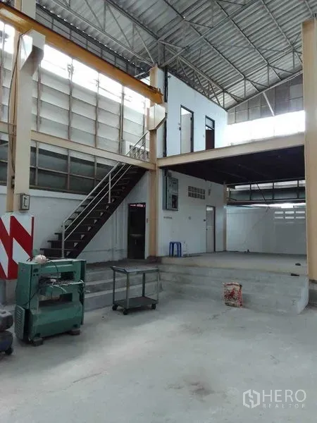 คลังสินค้า ให้เช่าในMueang Samut Prakan, Samut Prakan - ภายในโกดัง มีชั้นลอย สำนักงาน บันได และหลังคาสูงโปร่ง