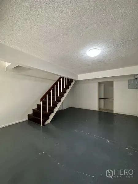 พื้นที่ขายปลีก ให้เช่าในWatthana, Bangkok - พื้นที่ค้าปลีกชั้นล่าง มีบันได ห้องเก็บของ และพื้นคอนกรีตเรียบ.