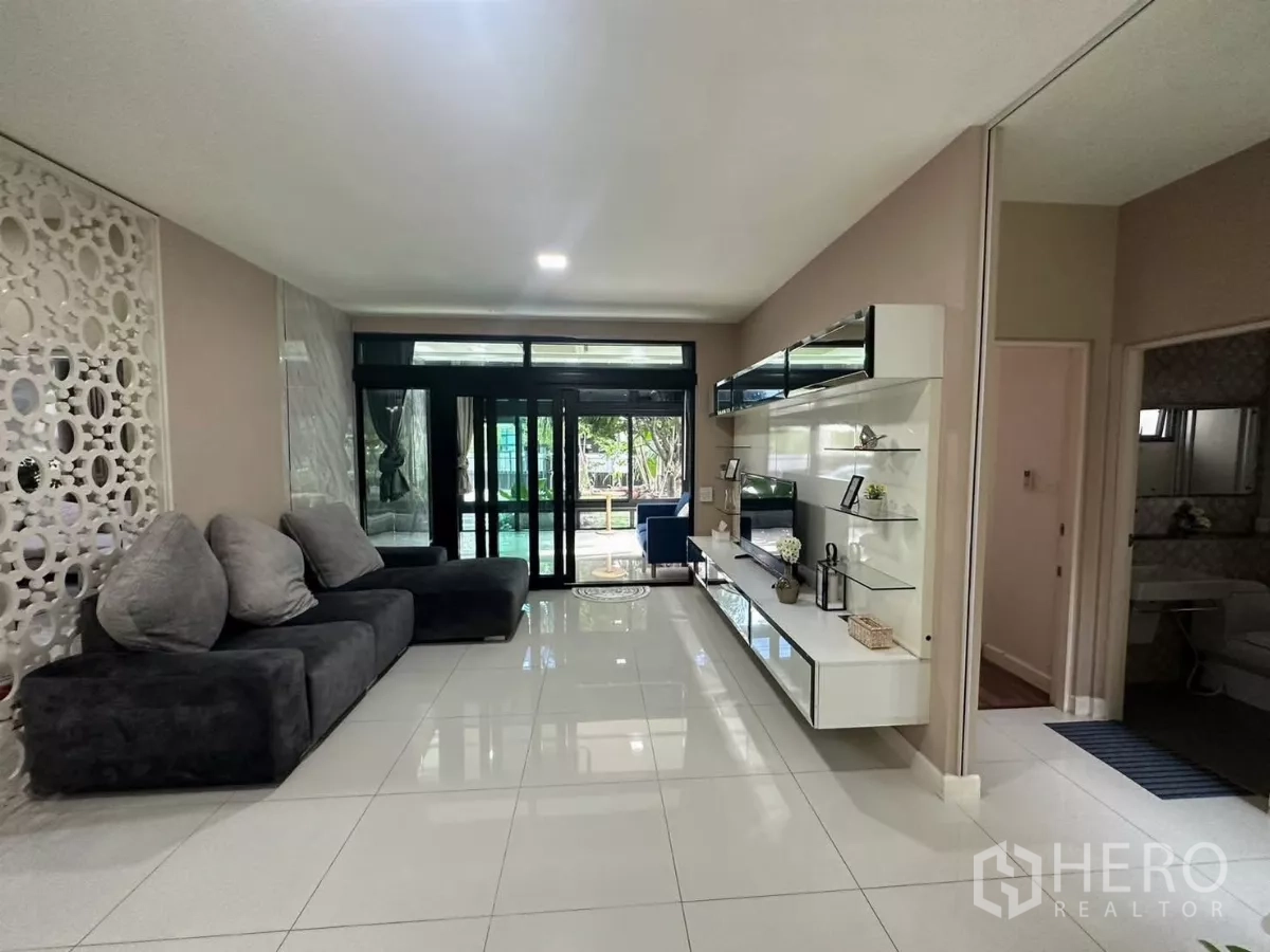 บ้าน ให้เช่าหรือขายในBang Kapi, Bangkok - เลานจ์หันสู่ประตูกระจก มีชั้นลอยบิวท์อิน และประตูห้องน้ำใกล้เคียง