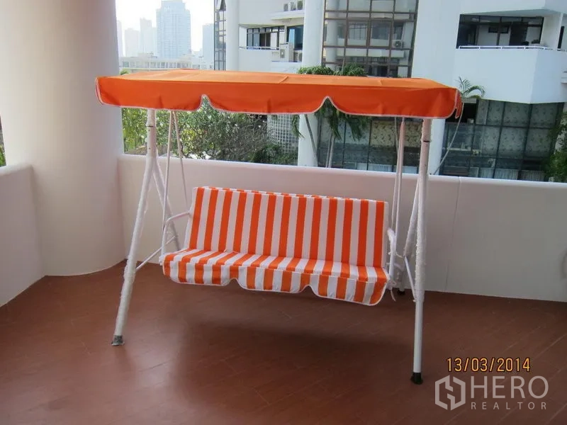 คอนโด ให้เช่าในWatthana, Bangkok - ระเบียงกว้างพร้อมชิงช้าลายทางสีส้ม มุมมองเมืองโดยรอบ