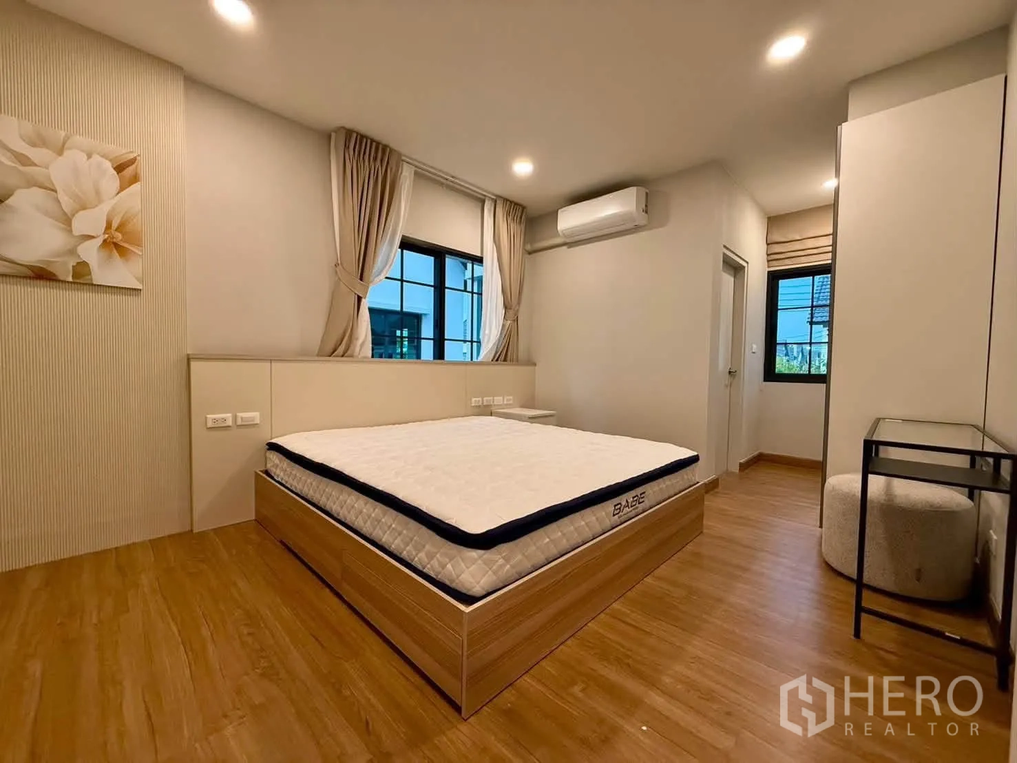 独栋房屋 for rent in Bang Phli, Samut Prakan - 卧室配床、窗户、空调与柔和照明。
