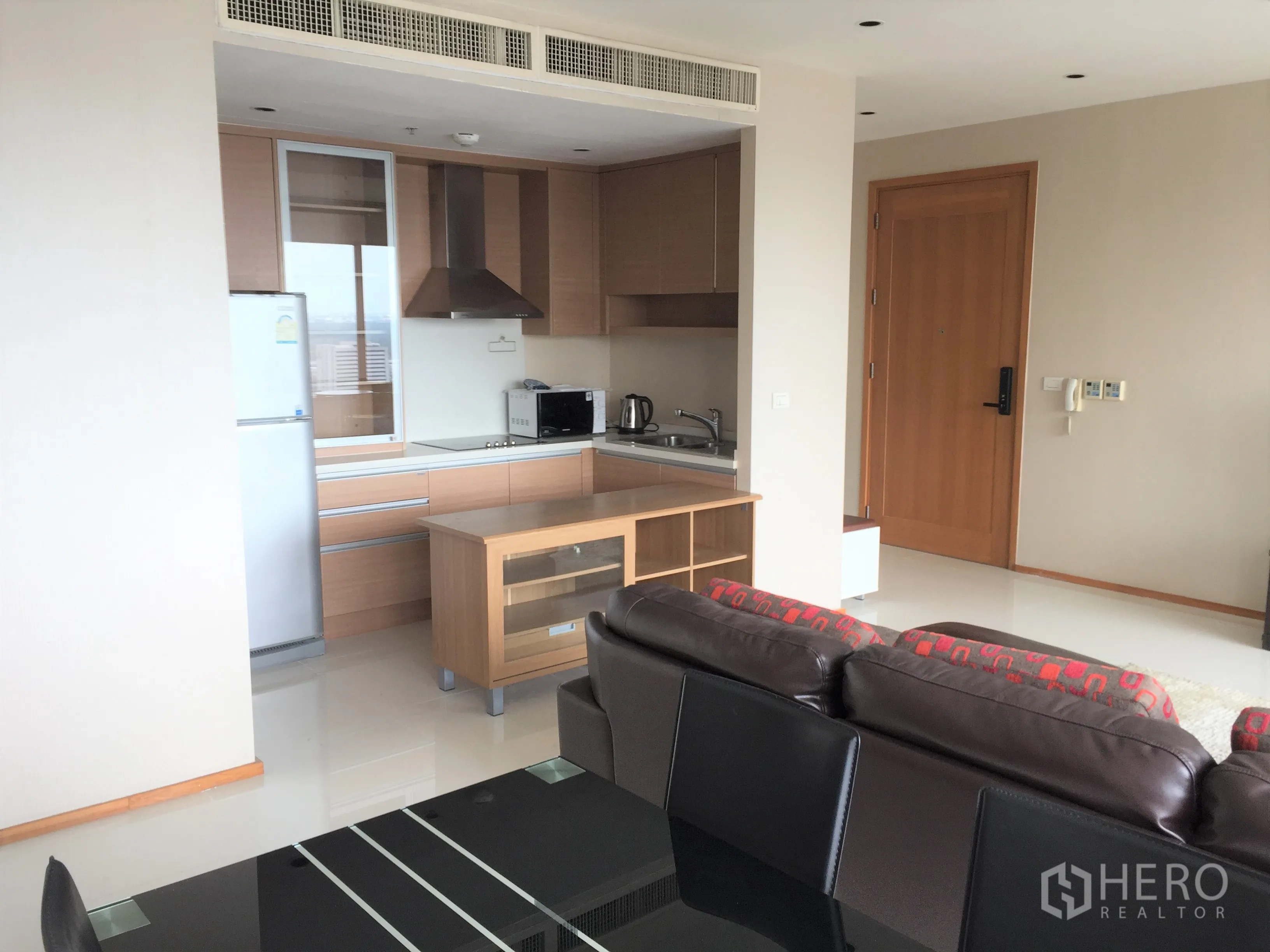 คอนโด ให้เช่าหรือขายในKhlong Toei, Bangkok - พื้นที่นั่งเล่นและรับประทานอาหารแบบเปิดโล่ง กับครัวบิวท์อินและเครื่องใช้ครบ