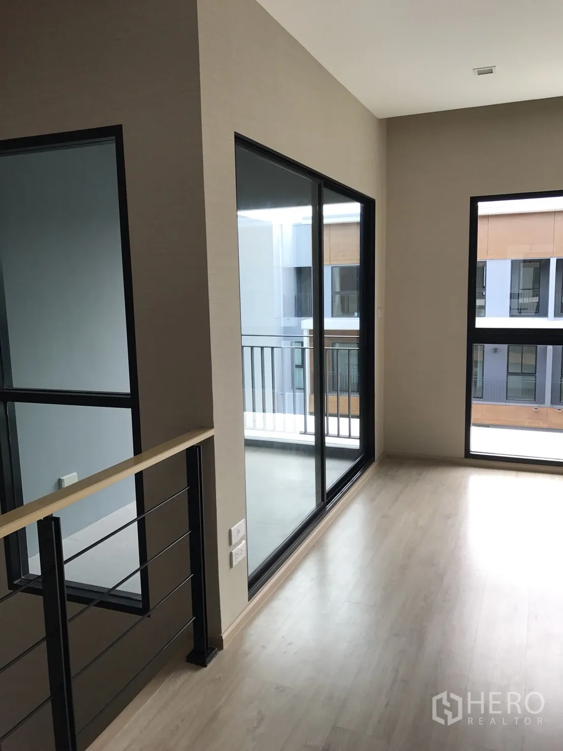 ทาวน์เฮาส์ ขายในSuan Luang, Bangkok - โถงทางเดินผนังกระจกเต็มสูง พร้อมประตูกระจกเลื่อนออกสู่ระเบียง