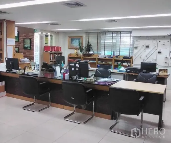 สำนักงานที่บ้าน ให้เช่าในMin Buri, Bangkok - โซนทำงานรวมพร้อมเคาน์เตอร์ยาว เก้าอี้สำนักงาน และมู่ลี่บังแสง