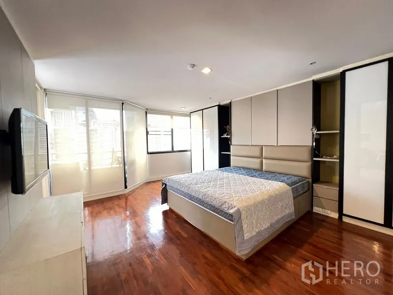 คอนโด ให้เช่าหรือขายในKhlong Toei, Bangkok - ห้องนอนมุมกระจกกว้าง พร้อมตู้บิลท์อินและพื้นไม้