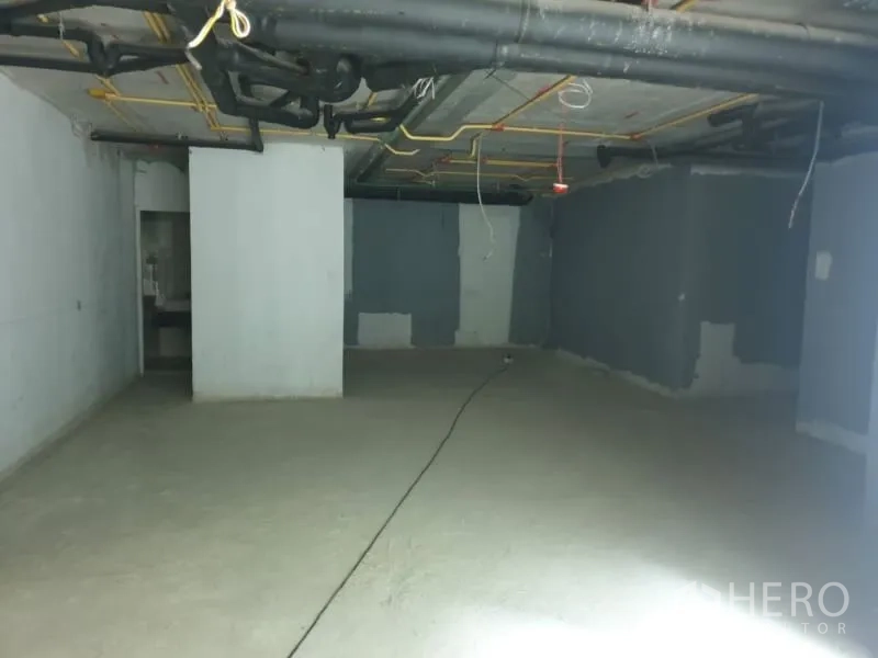 零售空间 出租在Watthana, Bangkok - 开间零售空间，柱位与外露管道，待装修。