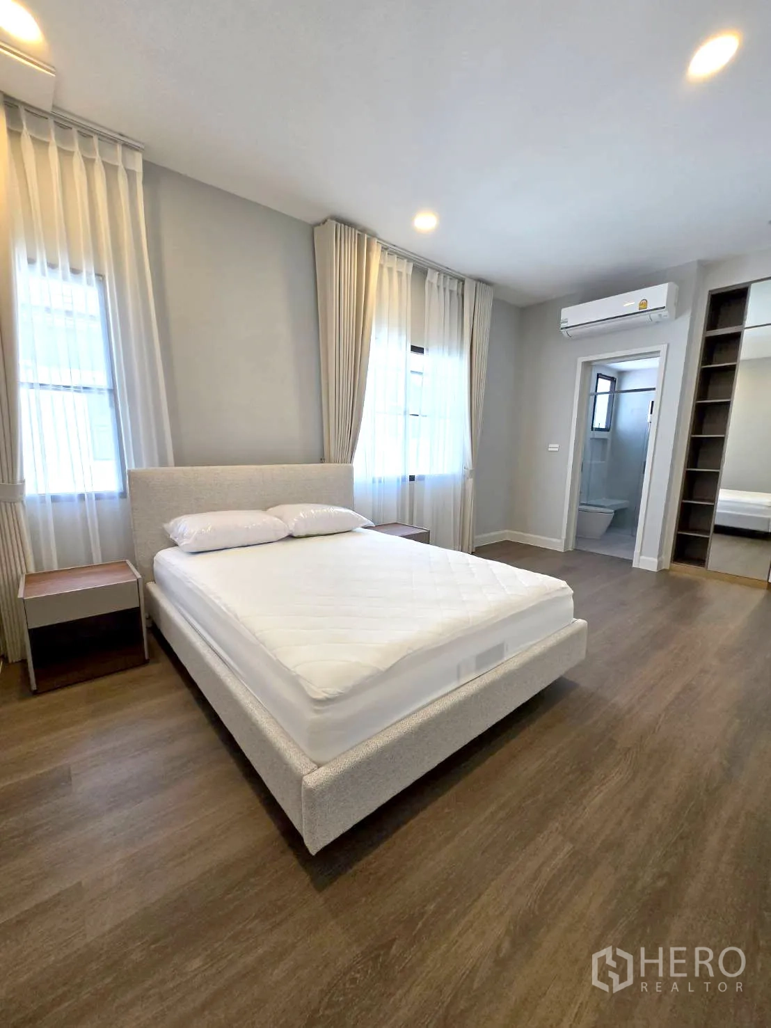 Detached House for rent in Saphan Sung, Bangkok - Guest bedroom with bed, desk and nightstand by the window.