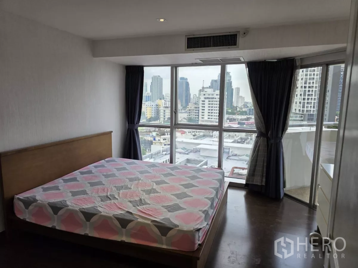 คอนโด ให้เช่าในKhlong Toei, Bangkok - ห้องนอนสว่างหน้าต่างสองด้าน เปิดมุมมองเมืองแบบพาโนรามา