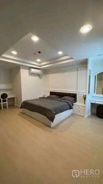 公寓 出租在Watthana, Bangkok - 宽敞第三卧，带书桌角、床头柜与嵌入式照明，现代公寓风格。