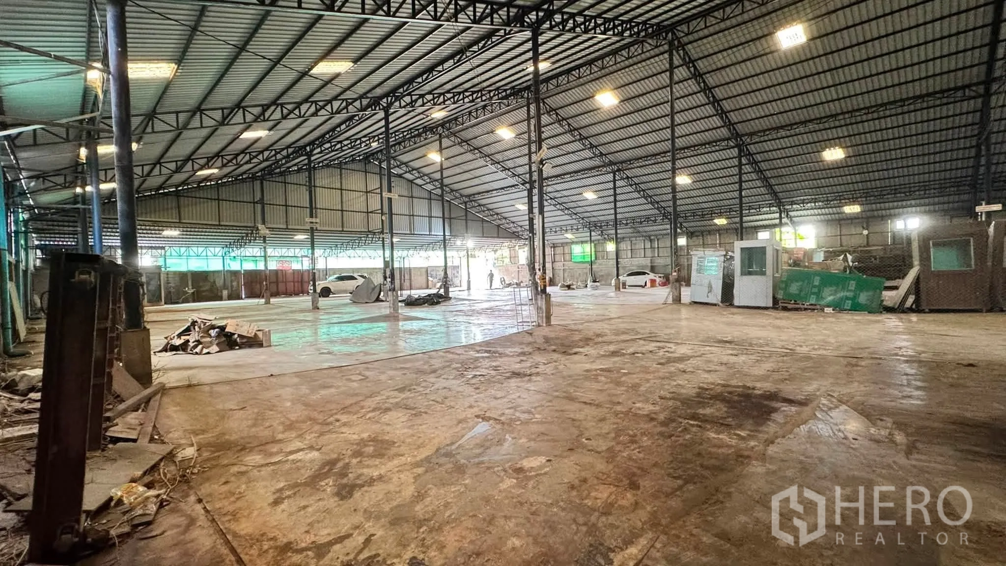 โกดัง for rent in Bang Khen, Bangkok - ภายในโกดังพื้นที่เปิดกว้าง โครงหลังคาเหล็ก ไฟส่องสว่าง และพื้นคอนกรีต.