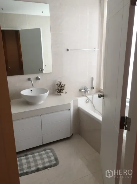 คอนโด ให้เช่าในKhlong Toei, Bangkok - ห้องน้ำสว่าง มีอ่างอาบน้ำ อ่างล้างหน้าทรงถัง และกระจกบานใหญ่