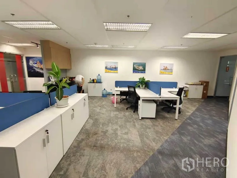 Office Space for rent in Pathum Wan, Bangkok - Spacious open workspace with storage cabinets, blue-partition workstations and fluorescent lighting.