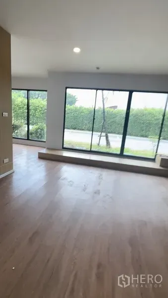 零售空间 出租在Bang Na, Bangkok - 前场展示区，通高玻璃与抬高平台，适合陈列与接待。