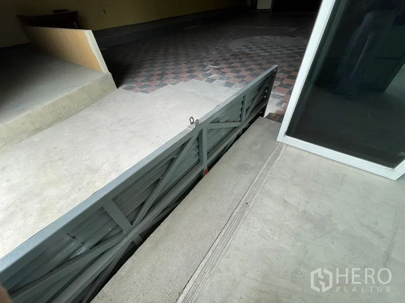 คลังสินค้า ให้เช่าในSam Phran, Nakhon Pathom - ทางลาดและหลุมท่าขนถ่ายที่หน้าประตูโกดัง