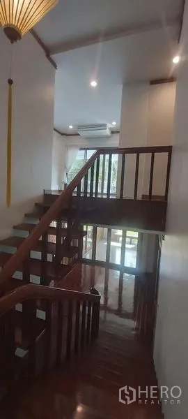 独立式住宅 出租在Pathum Wan, Bangkok - 木楼梯与平台，挑高天花和自然采光