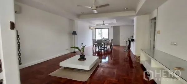 ทาวน์เฮาส์ ให้เช่าในSathon, Bangkok - ห้องนั่งเล่นและทานอาหารแบบโอเพ่นแพลน พื้นไม้ขัดเงา พร้อมพัดลมเพดาน