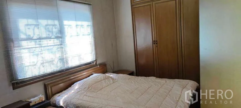 บ้าน ขายในPhra Khanong, Bangkok - ห้องนอนสว่าง หน้าต่างบานใหญ่ ตู้เสื้อผ้าและเตียงคู่
