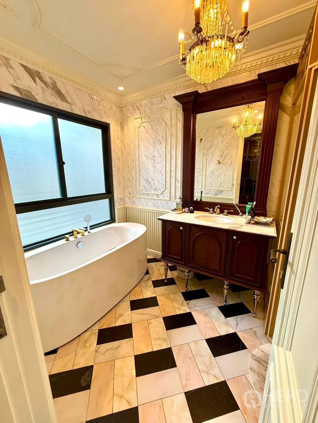 บ้านเดี่ยว for rent in Bang Kapi, Bangkok - ห้องน้ำหรูมีอ่างอาบน้ำแบบลอยตัว ผนังลายหินอ่อน และโคมแชนเดอเรีย.
