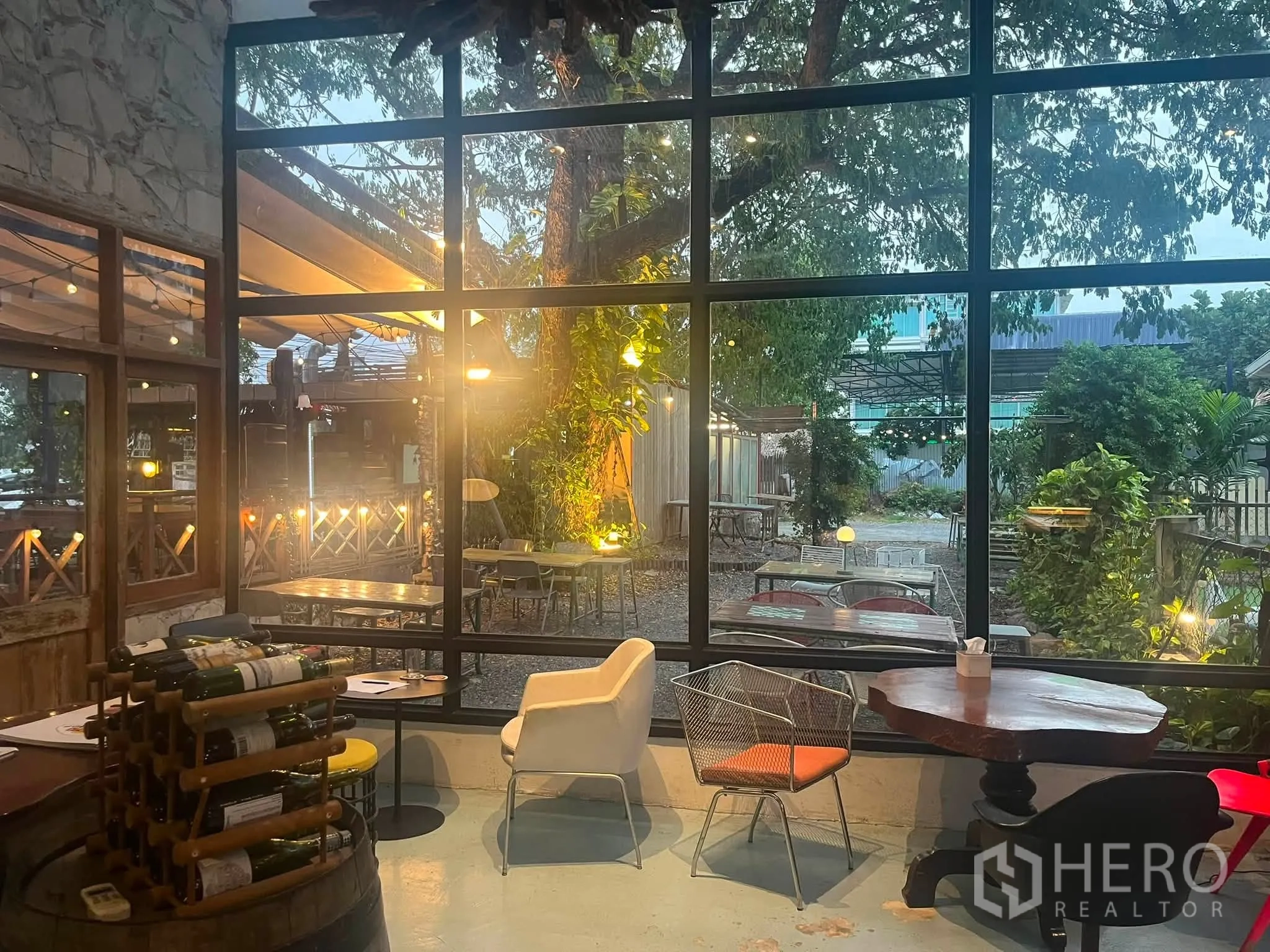 零售空间 for rent in Watthana, Bangkok - 零售室内配落地窗，面向绿意花园与多样座椅。