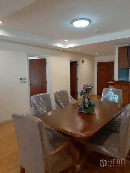 อพาร์ทเมนท์ ให้เช่าในWatthana, Bangkok - มุมรับประทานอาหารโต๊ะไม้ 6 ที่นั่ง ไฟฝังฝ้า ใกล้ทางเข้าและครัวแบบกึ่งเปิด