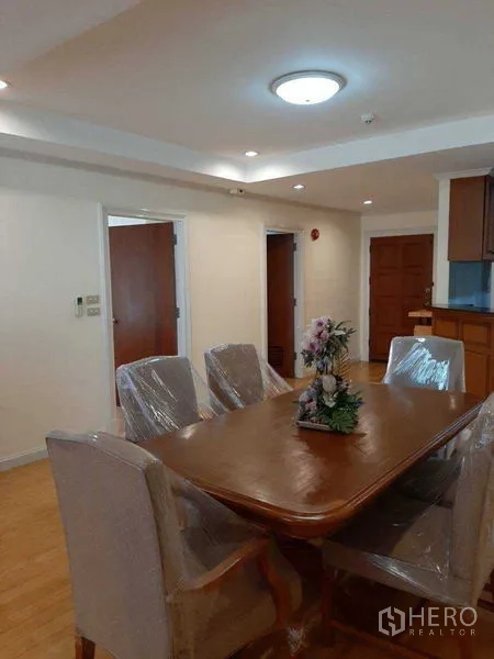 อพาร์ทเมนท์ ให้เช่าในWatthana, Bangkok - มุมรับประทานอาหารโต๊ะไม้ 6 ที่นั่ง ไฟฝังฝ้า ใกล้ทางเข้าและครัวแบบกึ่งเปิด