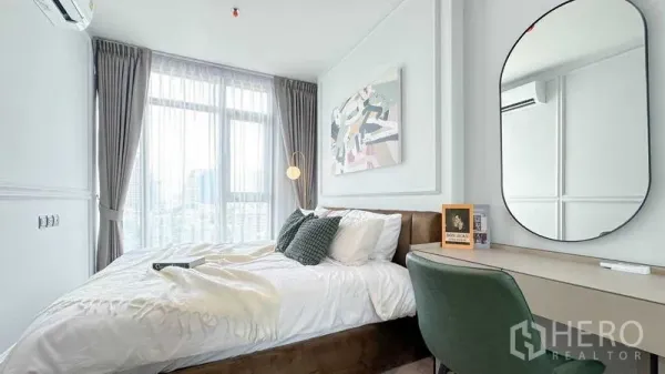 คอนโด ให้เช่าในWatthana, Bangkok - ห้องนอนสว่างด้วยหน้าต่างบานใหญ่ ผ้าม่านโต๊ะเครื่องแป้ง และวิวสกายไลน์เมือง