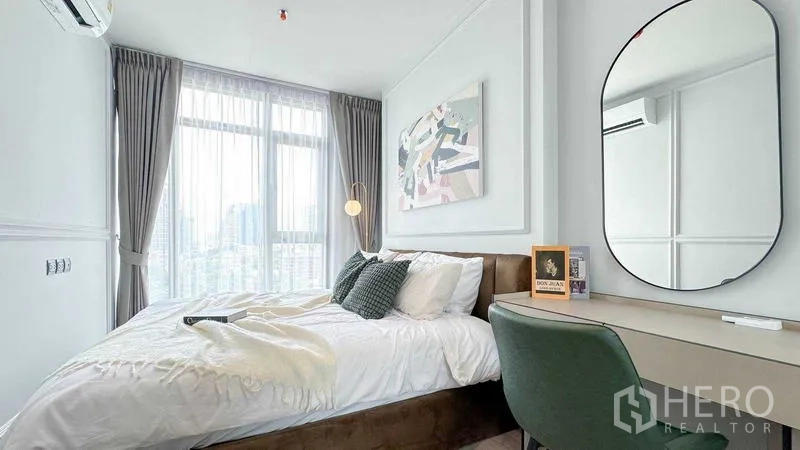 คอนโด ให้เช่าในWatthana, Bangkok - ห้องนอนสว่างด้วยหน้าต่างบานใหญ่ ผ้าม่านโต๊ะเครื่องแป้ง และวิวสกายไลน์เมือง