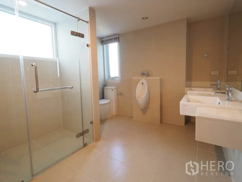 คอนโด ให้เช่าในRatchathewi, Bangkok - ห้องนอนมุมวิวพาโนรามา หน้าต่างสูงจรดเพดาน มองเห็นทิวทัศน์กรุงเทพฯ กว้างไกล.