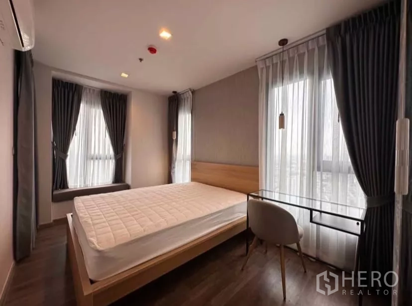 Condominium for rent in Chatuchak, Bangkok - Second bedroom wide view showing study corner and window seat.