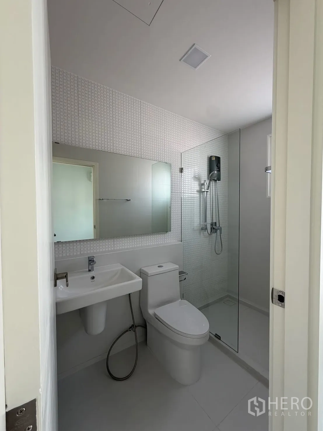 บ้าน ให้เช่าในBang Na, Bangkok - ห้องน้ำขนาดกะทัดรัด กั้นอาบน้ำกระจก กระจกเงา และสุขภัณฑ์สีขาว