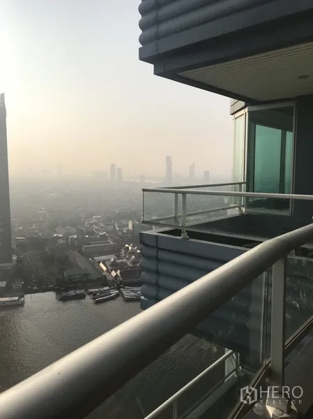 คอนโด ให้เช่าหรือขายในKhlong San, Bangkok - ระเบียงส่วนตัวราวกระจก มองเห็นแม่น้ำและทิวทัศน์เมือง