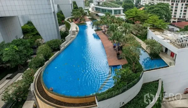 คอนโด ให้เช่าหรือขายในKhlong Toei, Bangkok - สระว่ายน้ำสไตล์รีสอร์ตของคอนโด พร้อมดาดไม้ ต้นปาล์ม และสวนจัดแต่ง