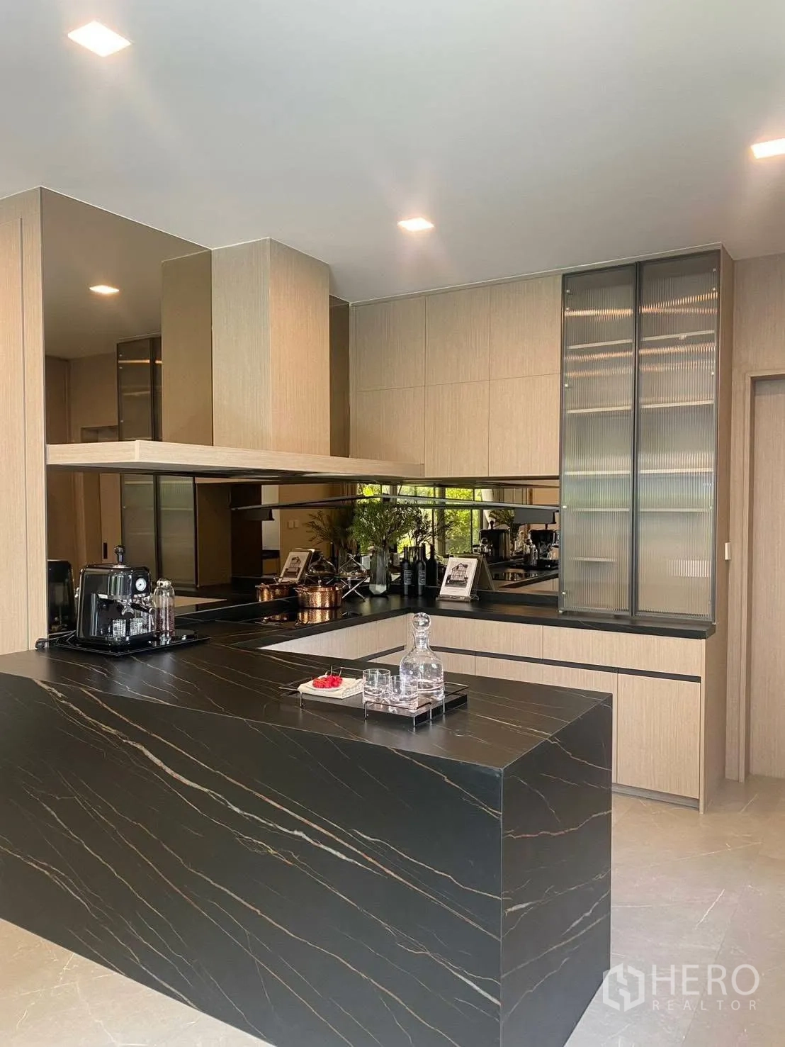 บ้านเดี่ยว for rent or sale in Bang Phli, Samut Prakan - ครัวโมเดิร์นมีไอส์แลนด์หินสีดำและตู้บิวท์อินโทนไม้.