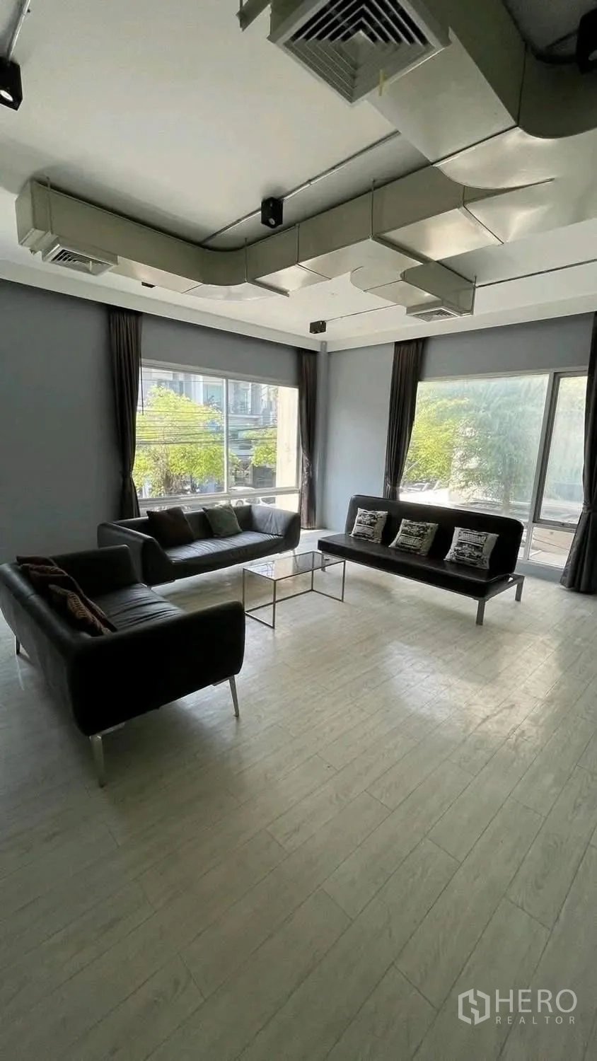 家庭办公室 for rent or sale in Wang Thonglang, Bangkok - 接待或会客区，三张沙发与玻璃茶几。