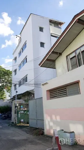 店屋 出租 - 位于帕卡侬Bang Chak的五层商铺楼外观，安静小巷带大门入口。