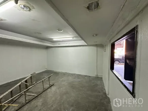 โรงงาน ให้เช่าในSamut Prakan - ห้องออฟฟิศชั้นล่าง มีช่องหน้าต่างออกสู่ด้านหน้าและไฟฝังฝ้า กำลังปรับปรุง