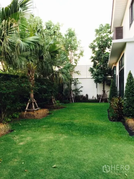 บ้าน ขายในLat Krabang, Bangkok - สนามหญ้าหลังบ้านร่มรื่น รายล้อมด้วยต้นไม้เขตร้อนข้างตัวบ้าน