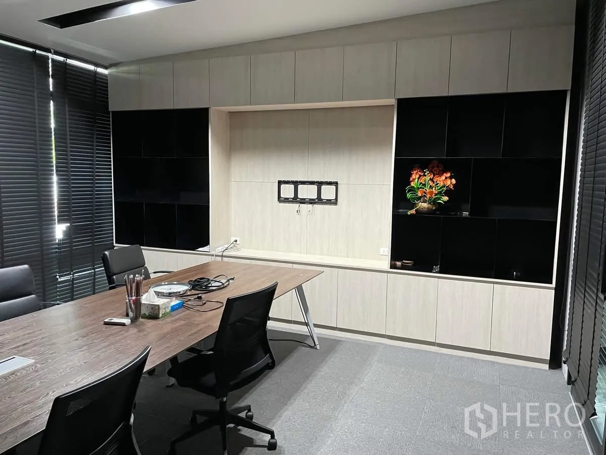 办公空间 出租在Khlong Toei, Bangkok - 会议室，长桌、人机工学椅与收纳柜。