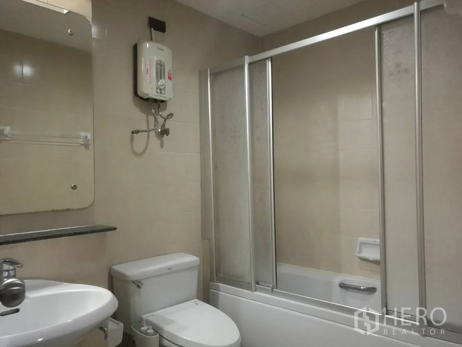 公寓 出租在Khlong Toei, Bangkok - 浴室带浴缸、推拉玻璃隔断与热水器。