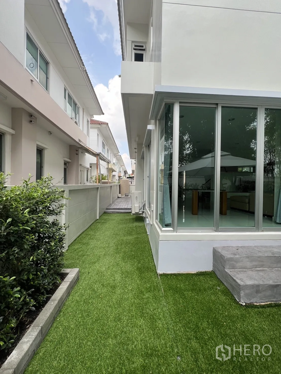 独立式住宅 出租在Saphan Sung, Bangkok - 房屋与围墙之间的狭长侧院草地