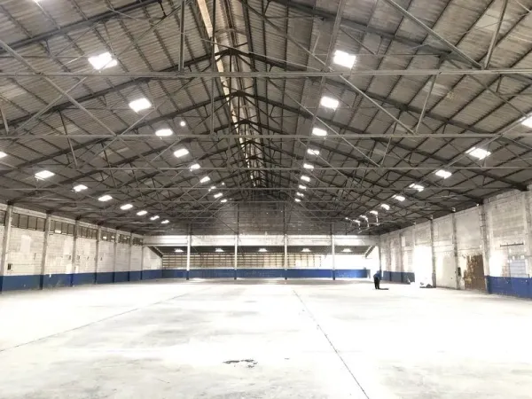 货栈 出租在Pak Kret, Nonthaburi - 开阔的仓库大厅，金属桁架下高位照明明亮，空间通透。