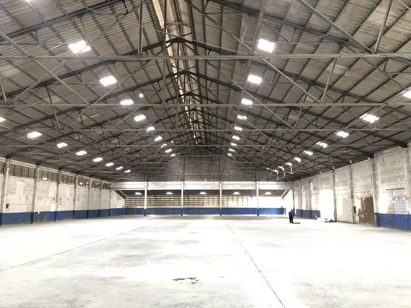 货栈 出租在Pak Kret, Nonthaburi - 开阔的仓库大厅，金属桁架下高位照明明亮，空间通透。