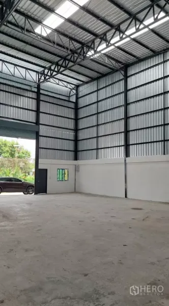 货栈 出租在Khlong Toei, Bangkok - 宽敞仓储空间，8.5米层高，带采光带。